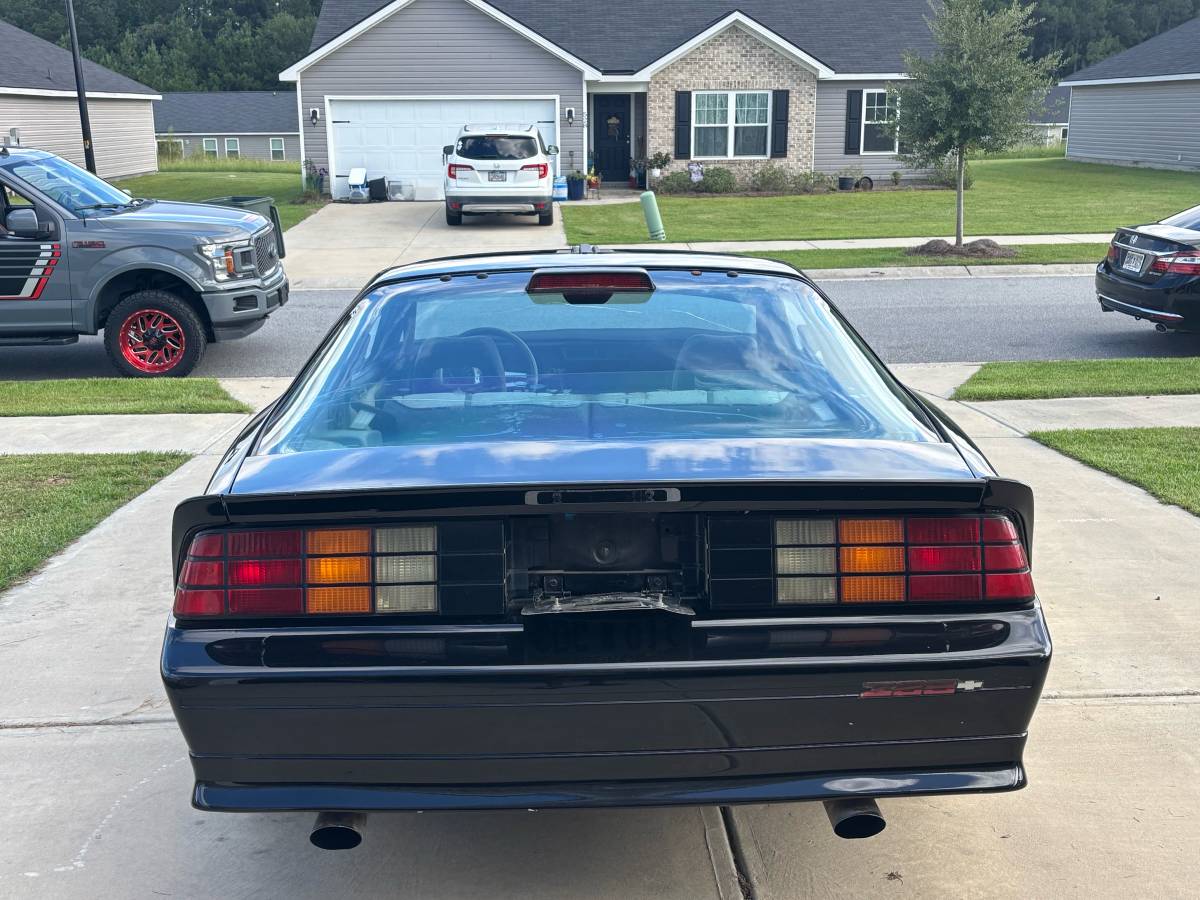 Chevrolet-camaro-z28-1986-black-2