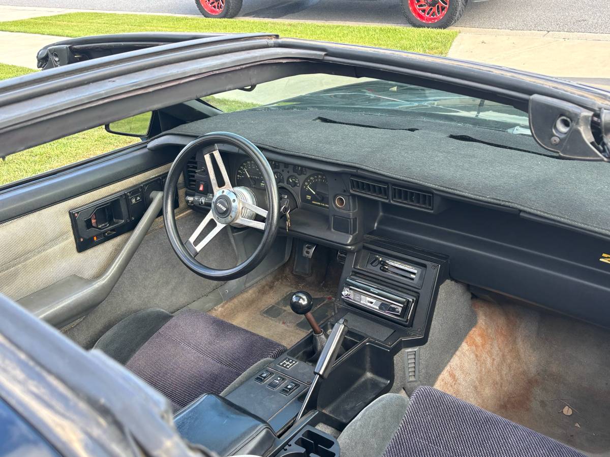 Chevrolet-camaro-z28-1986-black-4