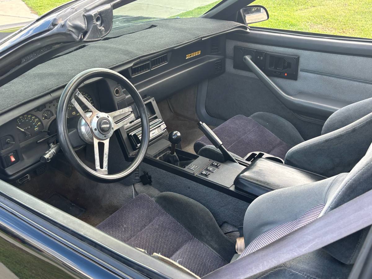 Chevrolet-camaro-z28-1986-black-5