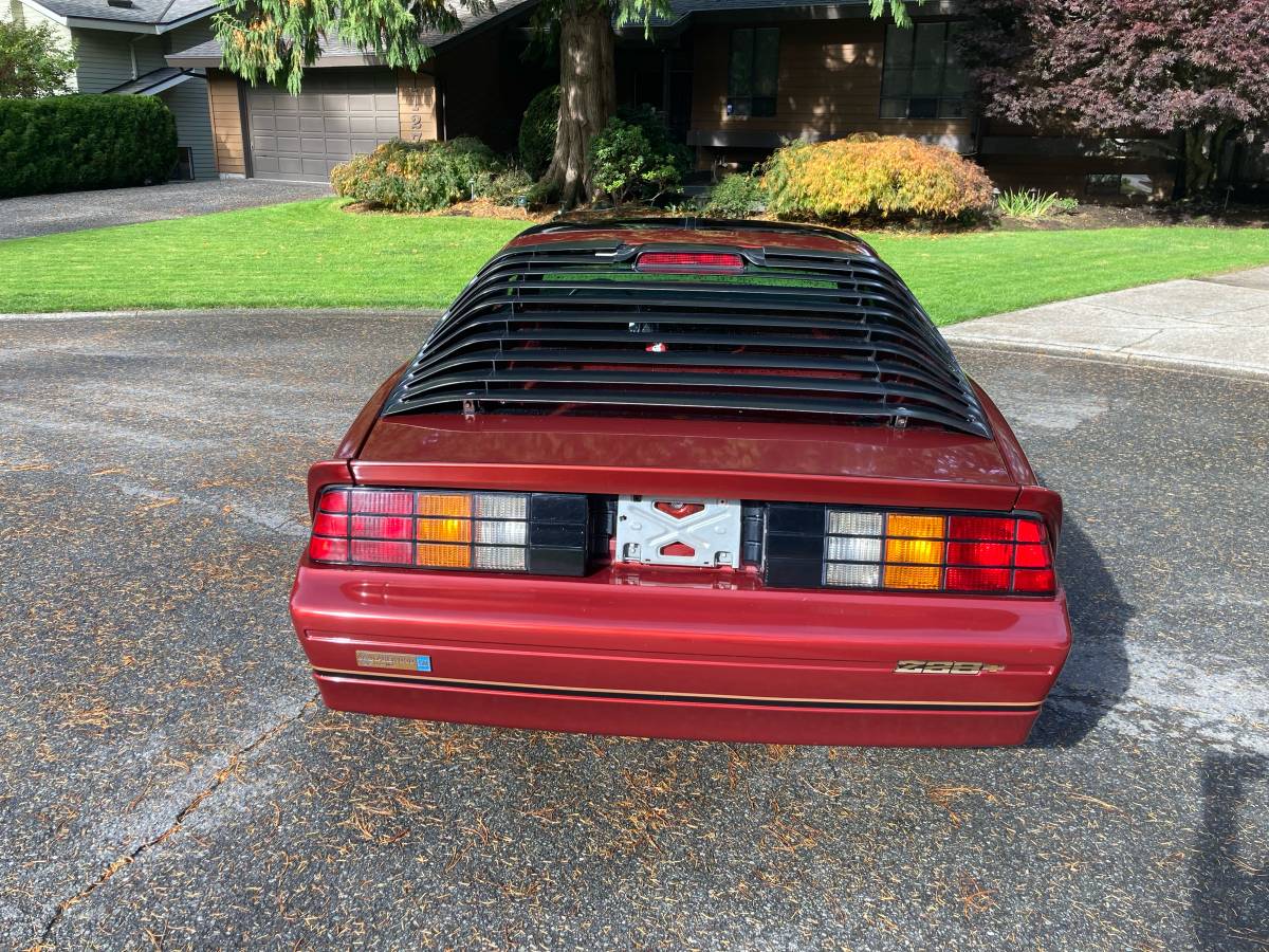 Chevrolet-camaro-z28-1986-red-2