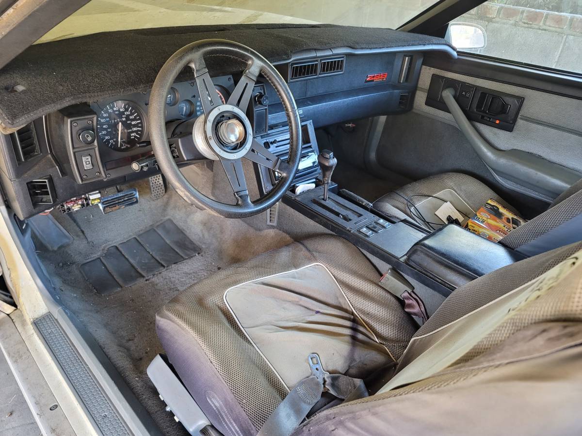 Chevrolet-camero-1988-white-2