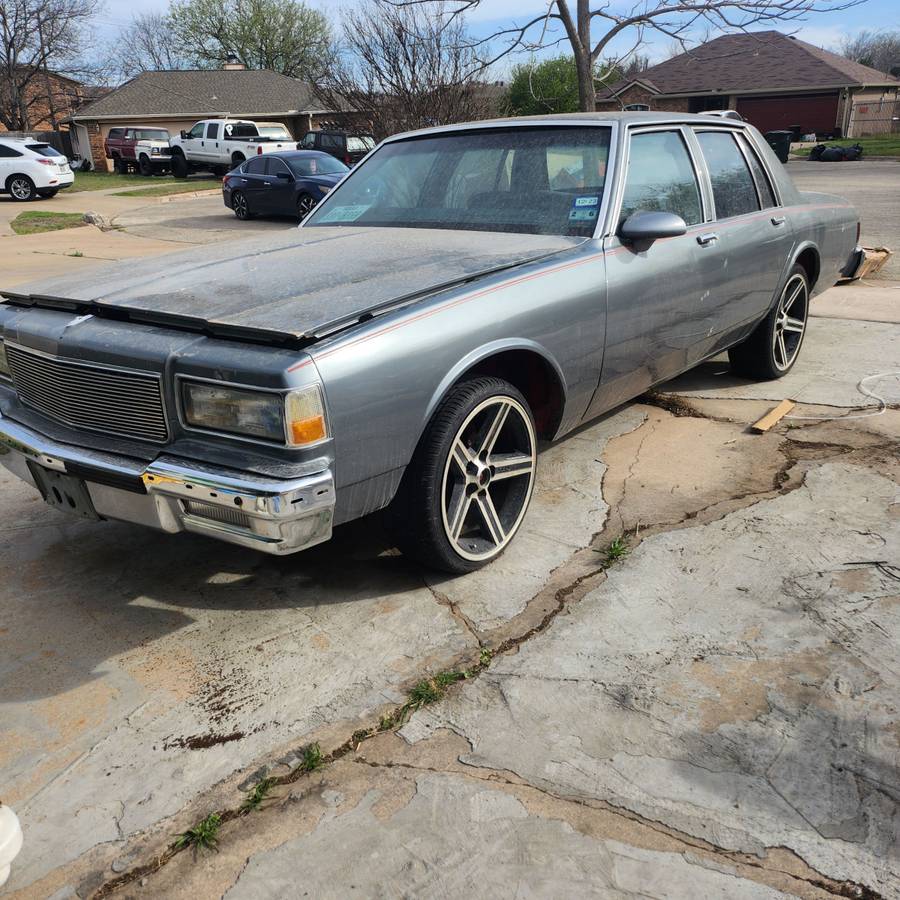 Chevrolet-caprice-1985-grey-1