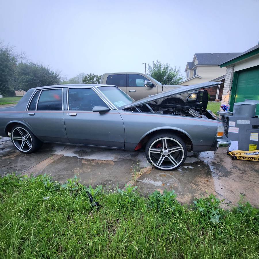 Chevrolet-caprice-1985-grey-2