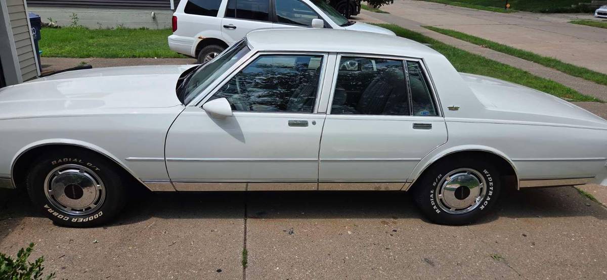 Chevrolet-caprice-classic-1986-white-1