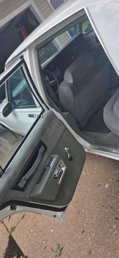 Chevrolet-caprice-classic-1986-white-4