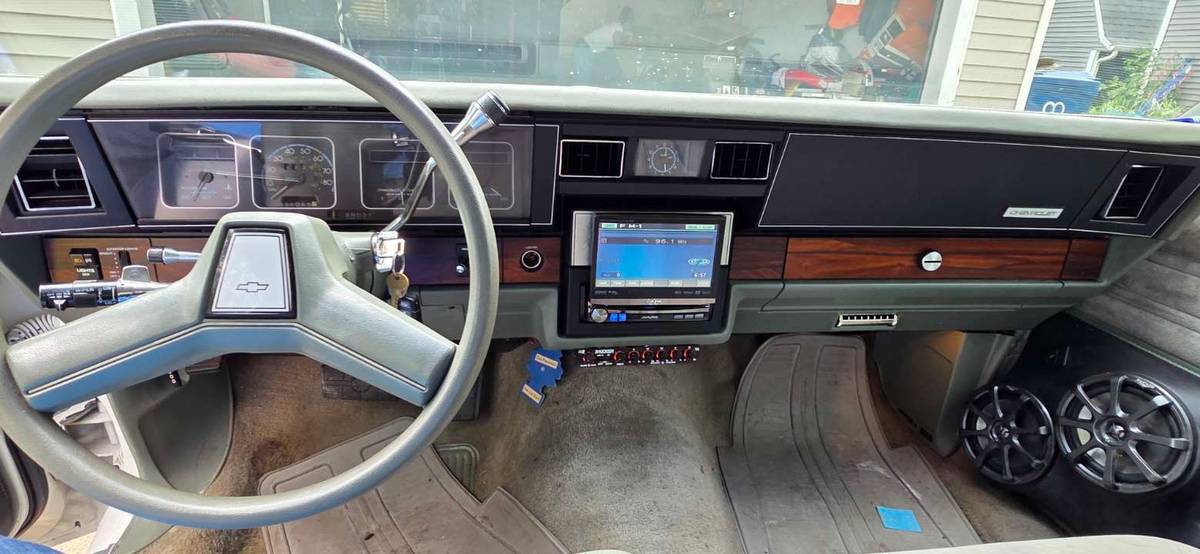 Chevrolet-caprice-classic-1986-white-8