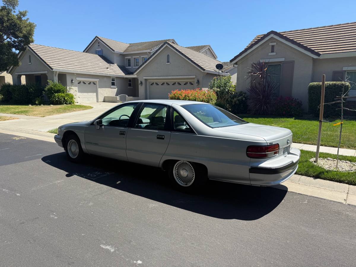 Chevrolet-caprice-classic-1991-silver