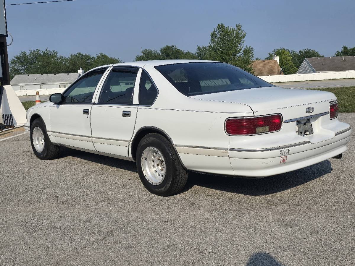 Chevrolet-caprice-classic-1995-white-13