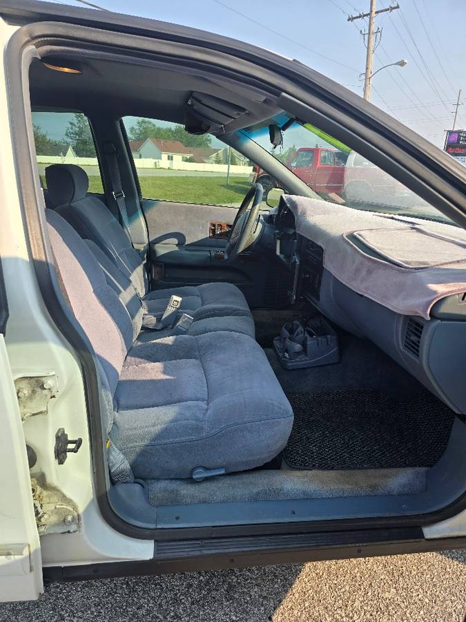 Chevrolet-caprice-classic-1995-white-16