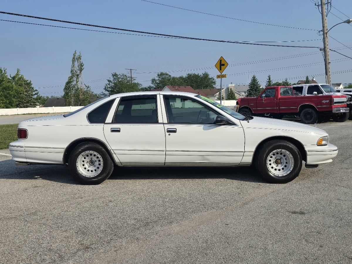Chevrolet-caprice-classic-1995-white-5