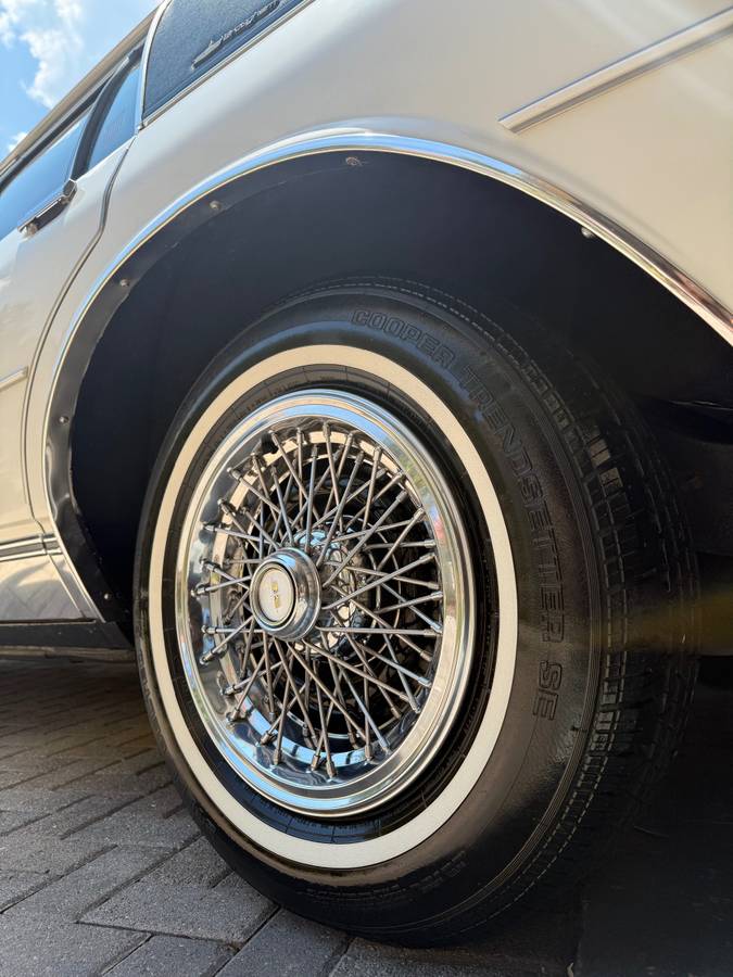 Chevrolet-caprice-classic-brougham-f41-1987-white-23