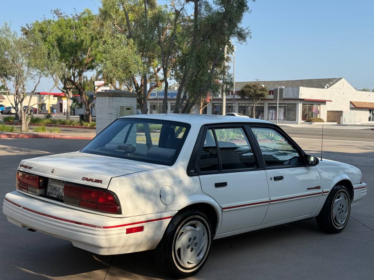 Chevrolet-cavalier-1992-white-2