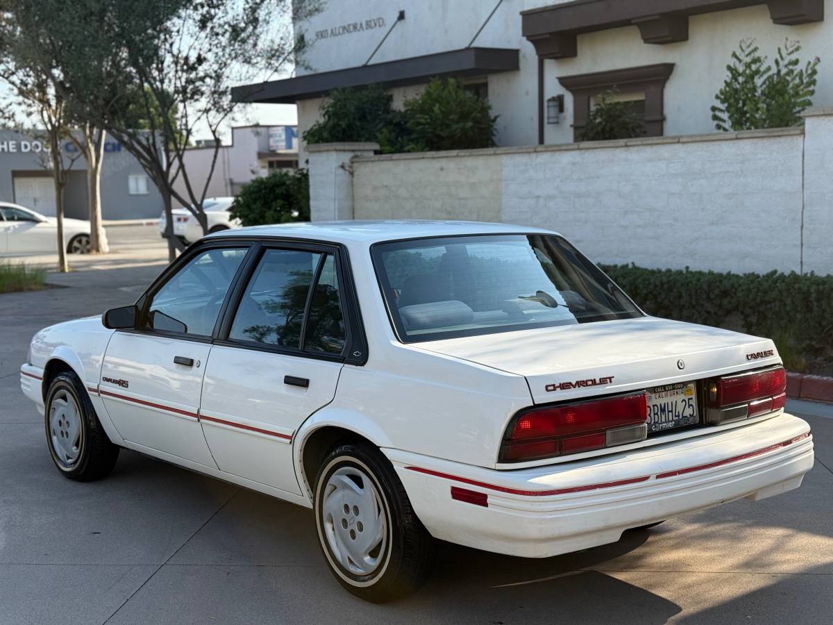 Chevrolet-cavalier-1992-white-3