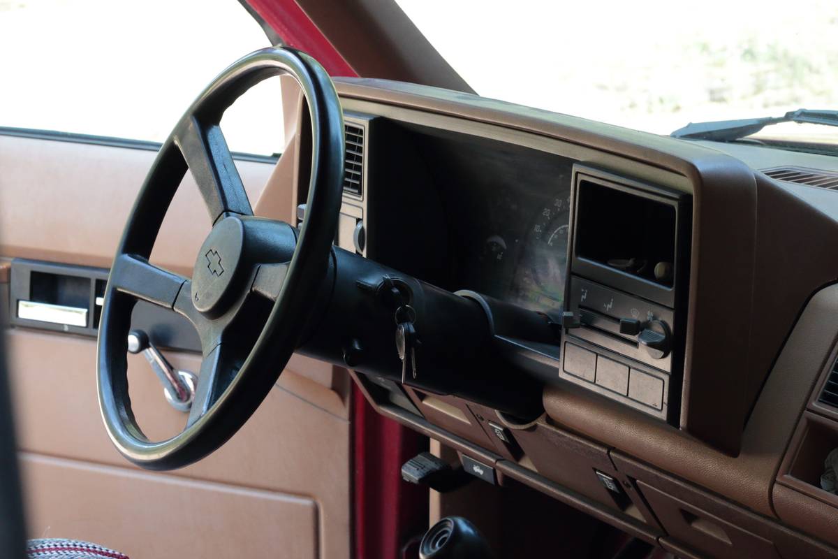 Chevrolet-cheyenne-1990-red-11