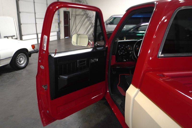 Chevrolet-ck-10-series-1983-red-17