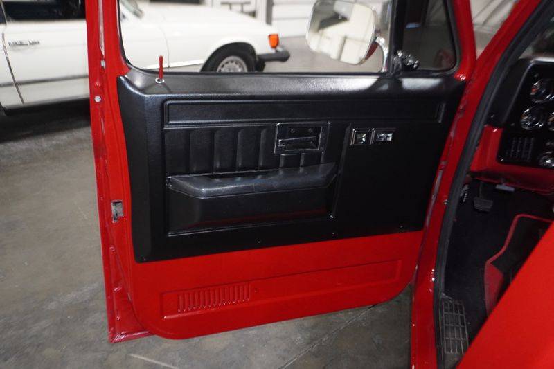 Chevrolet-ck-10-series-1983-red-18