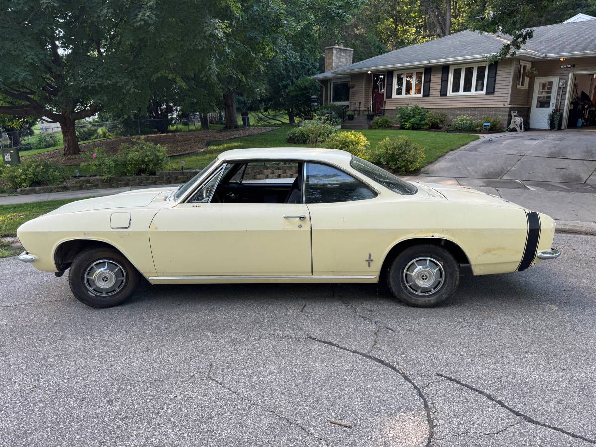Chevrolet-corvair-1966-yellow-2