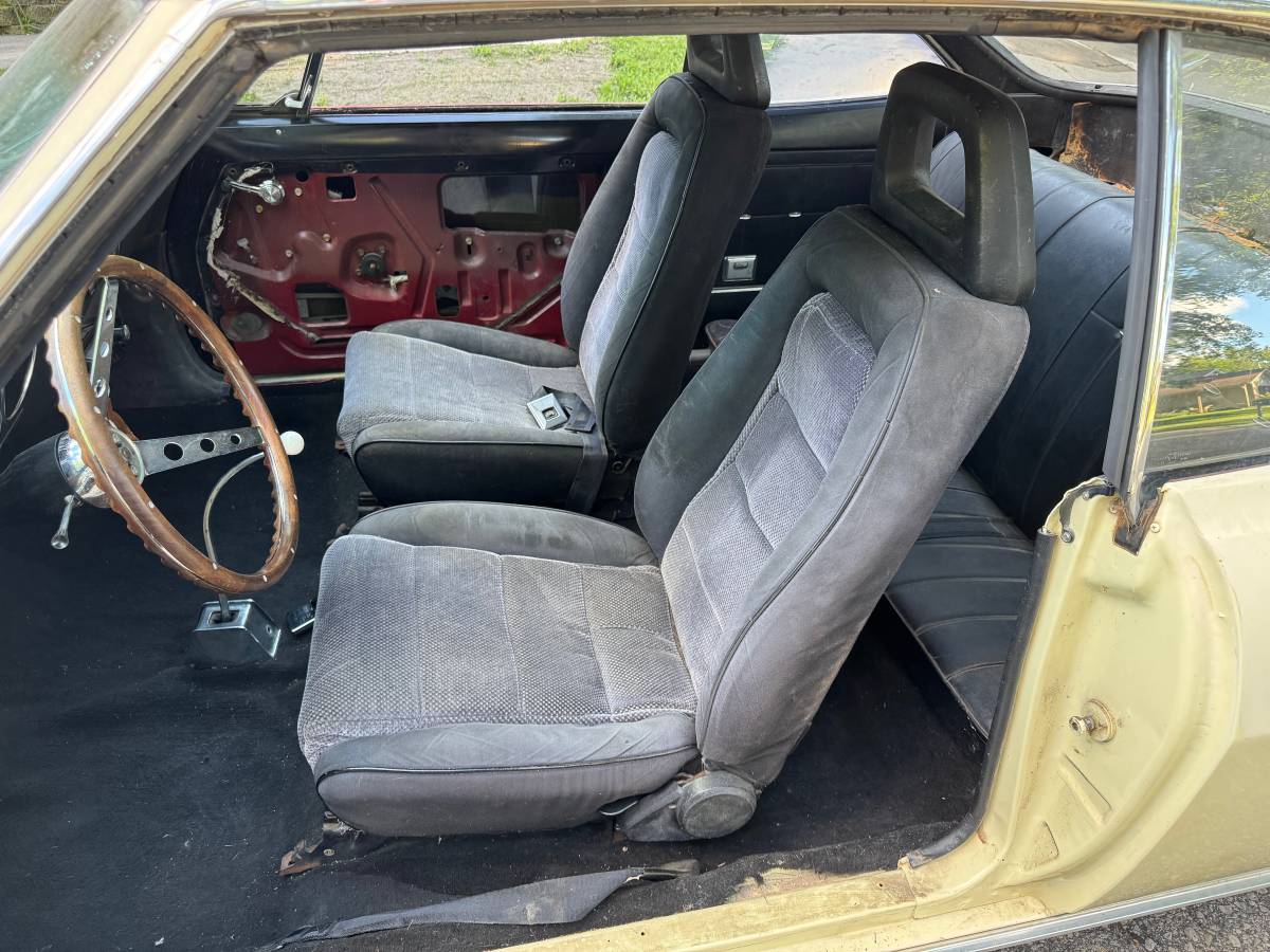 Chevrolet-corvair-1966-yellow-7