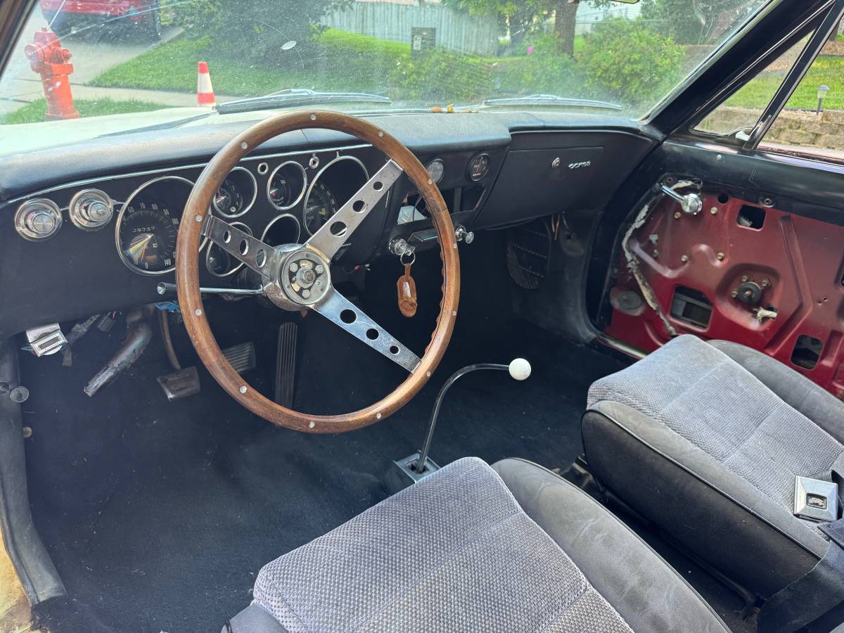 Chevrolet-corvair-1966-yellow-9