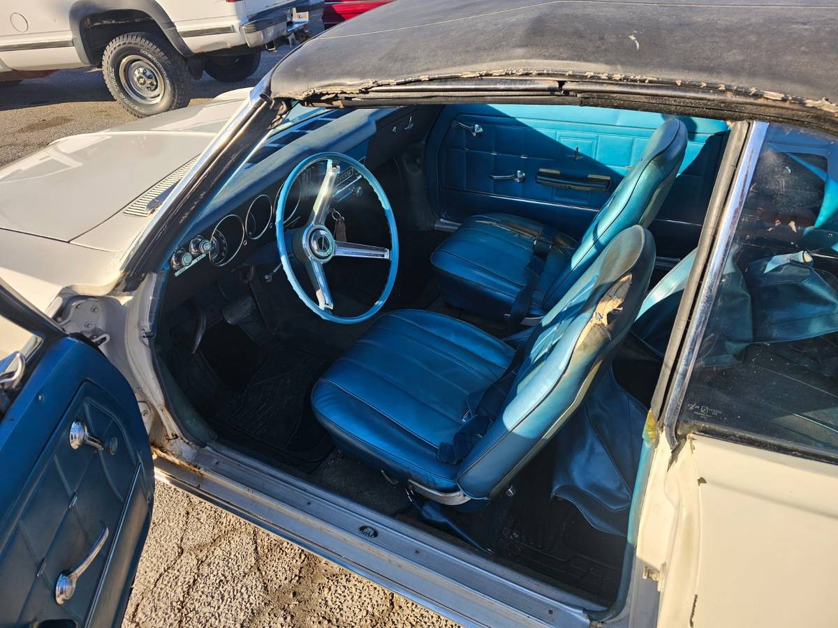 Chevrolet-corvair-1967-white-10