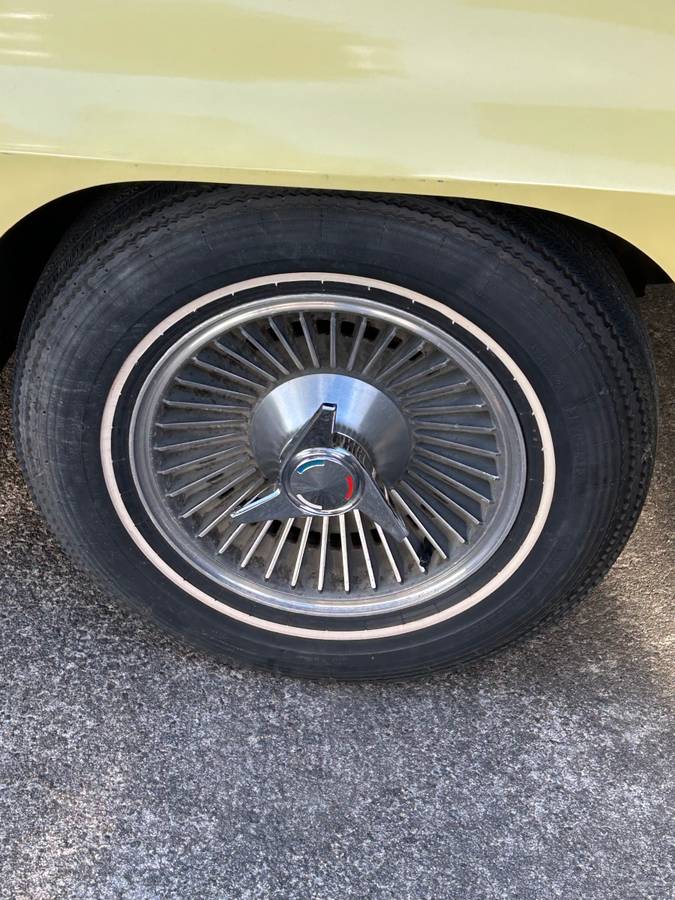 Chevrolet-corvette-1966-yellow-9
