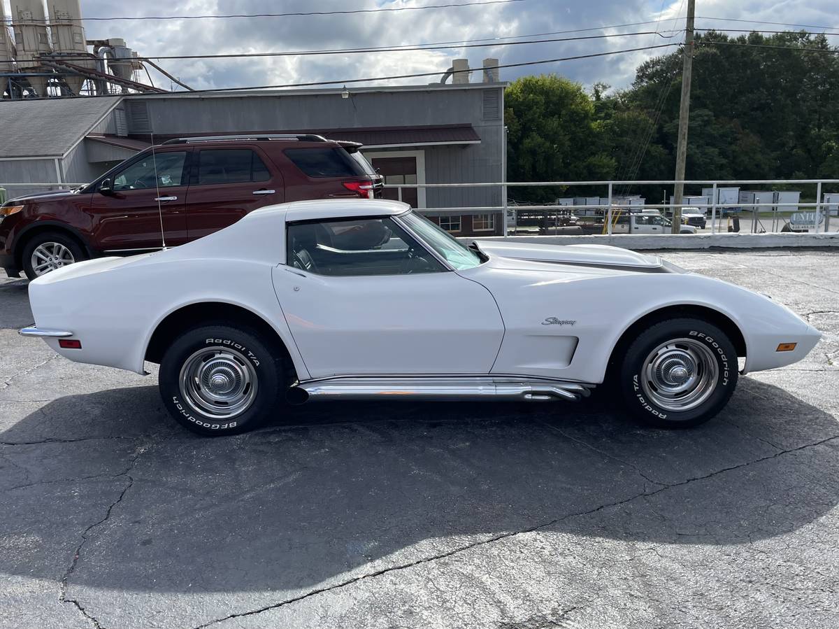 Chevrolet-corvette-1973-white-2