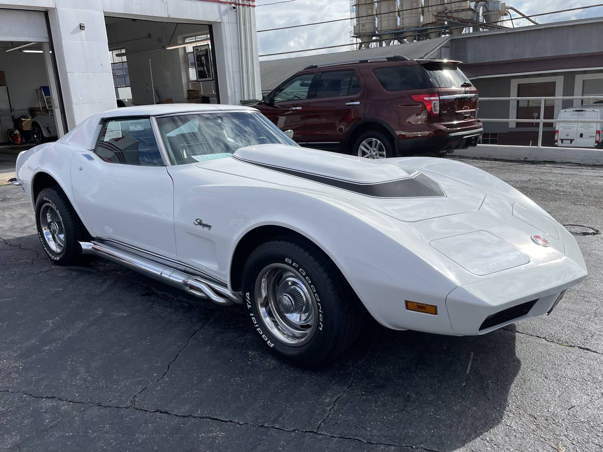 Chevrolet-corvette-1973-white-3