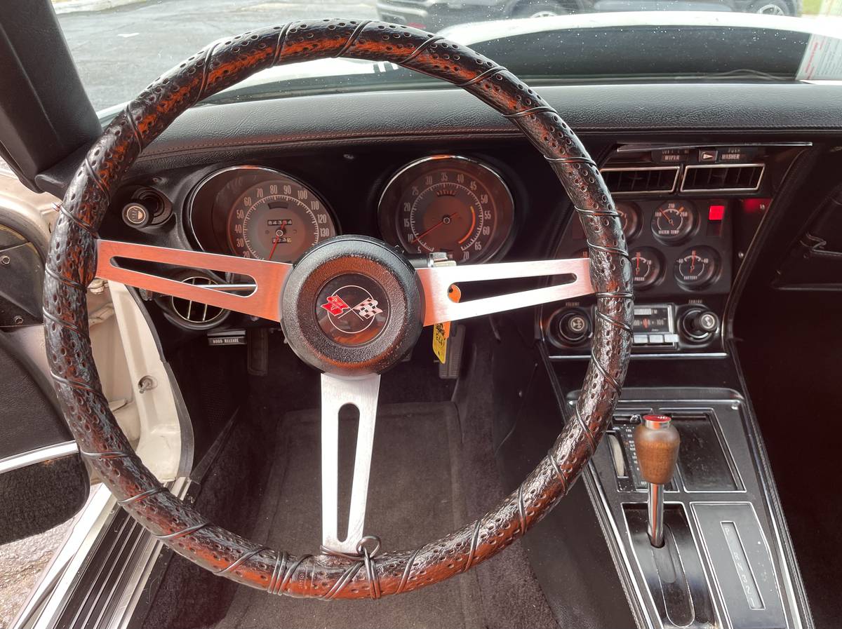 Chevrolet-corvette-1973-white-8