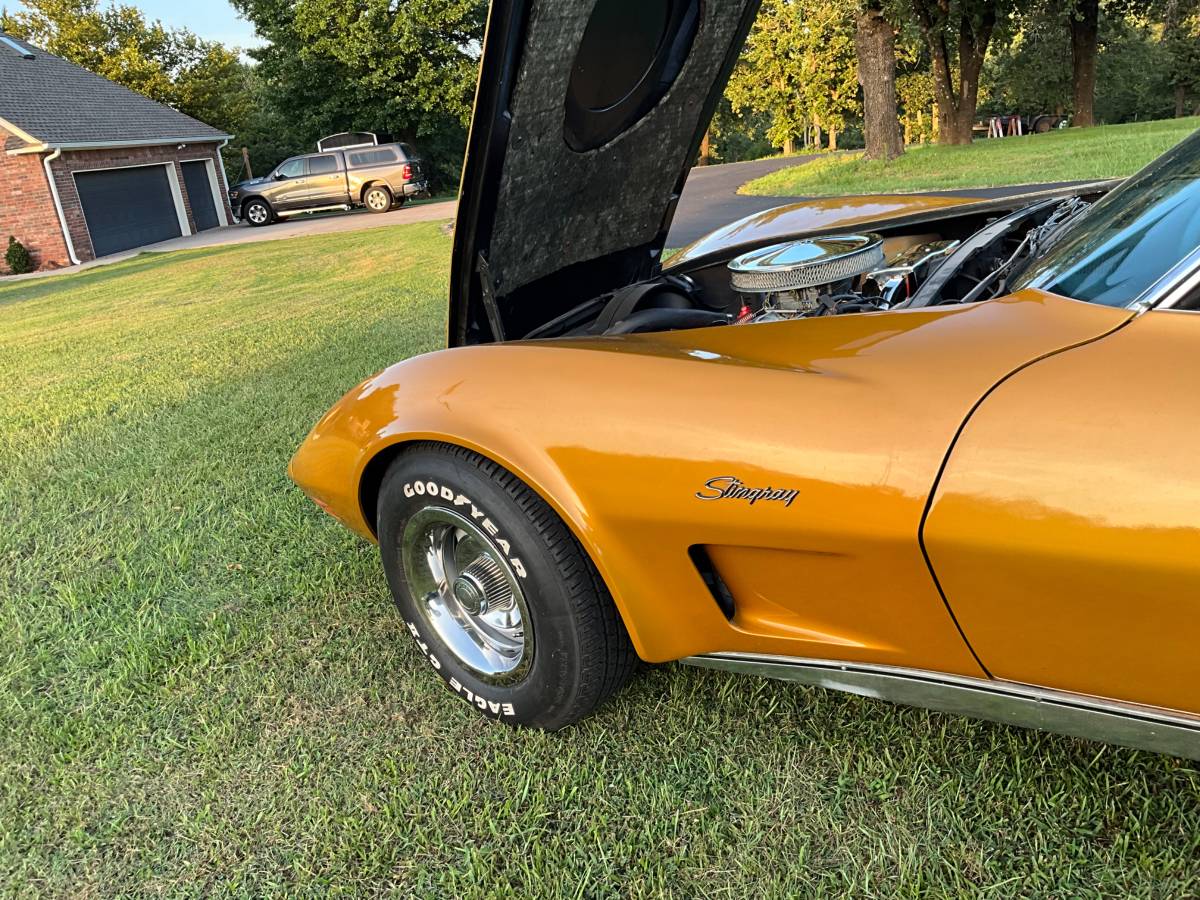 Chevrolet-corvette-1973-yellow-16