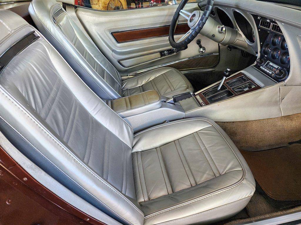 Chevrolet-corvette-1974-brown-11