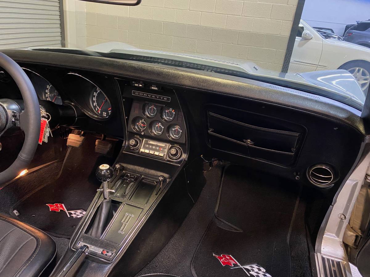 Chevrolet-corvette-1974-silver-16
