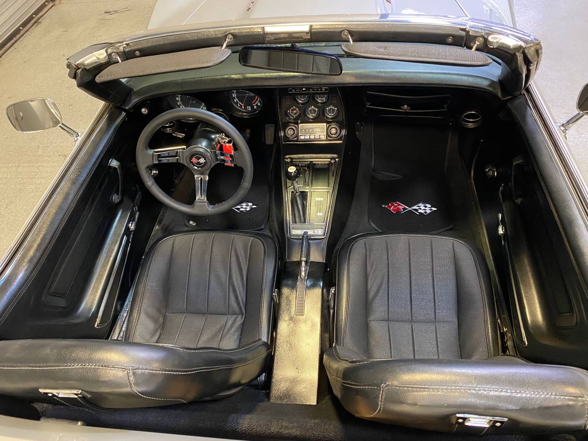 Chevrolet-corvette-1974-silver-17