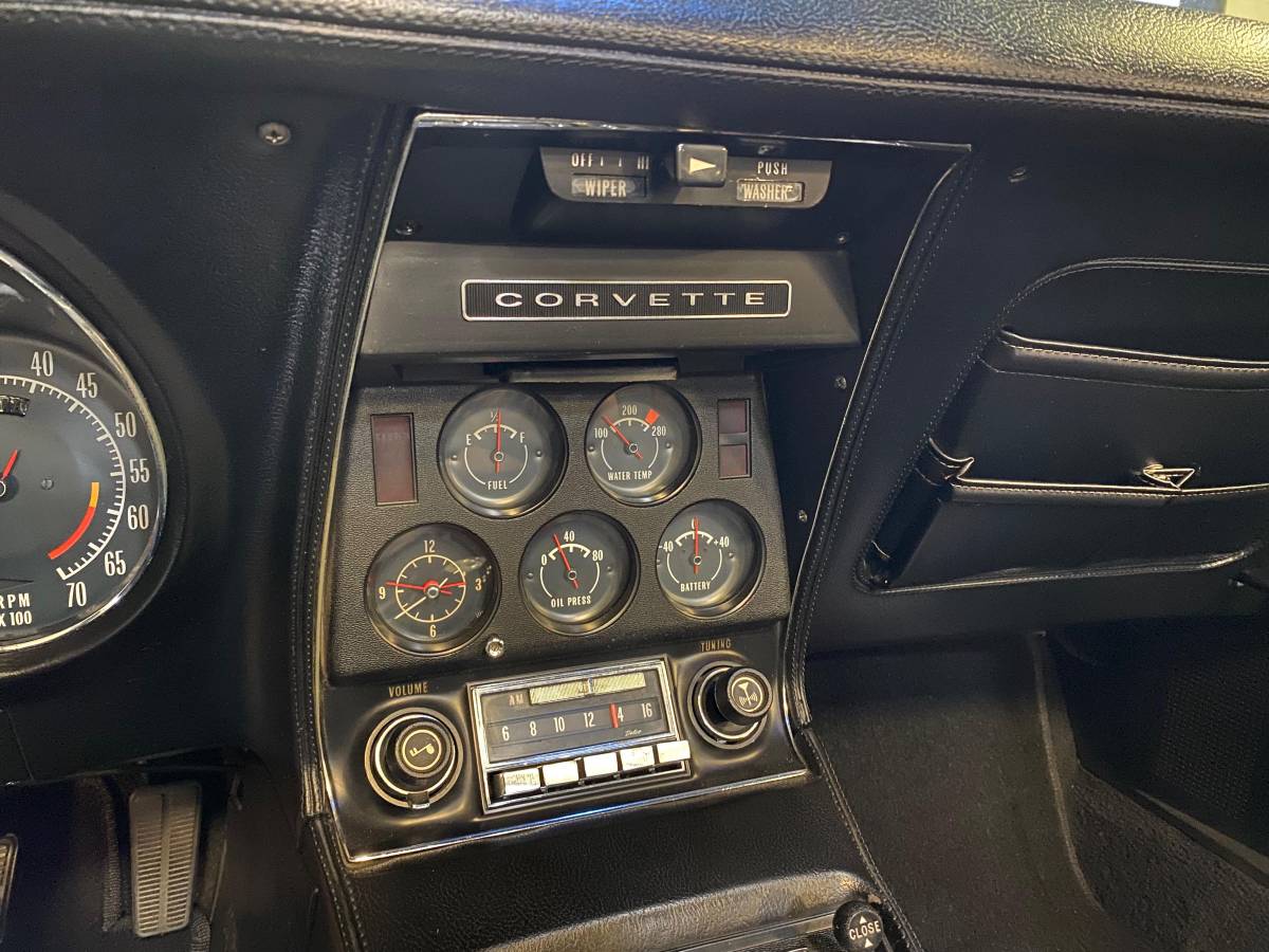 Chevrolet-corvette-1974-silver-21