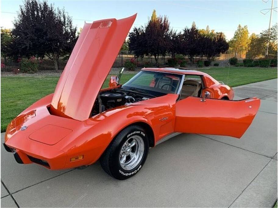 Chevrolet-corvette-1975-9