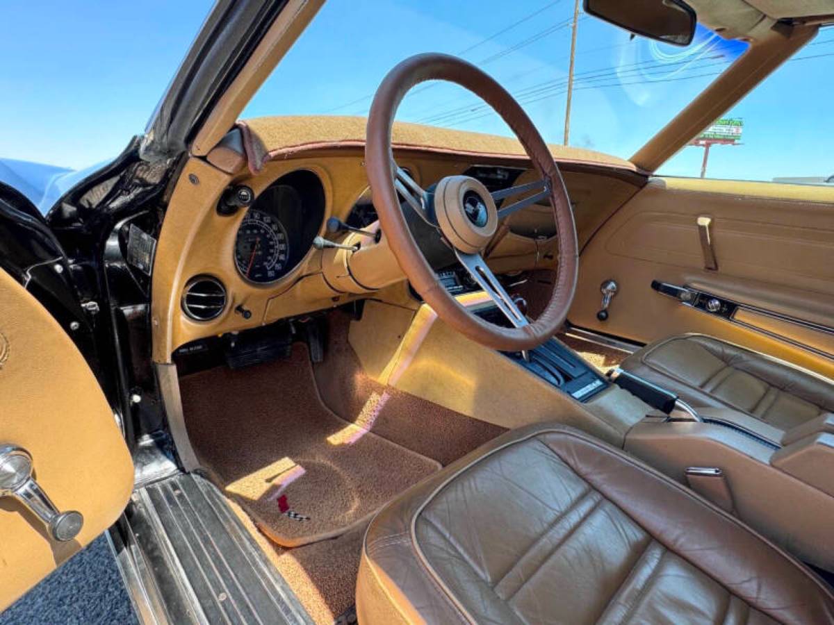 Chevrolet-corvette-1975-black-11