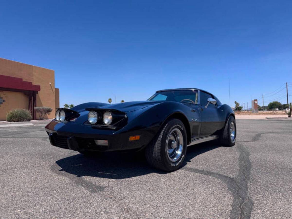 Chevrolet-corvette-1975-black-3