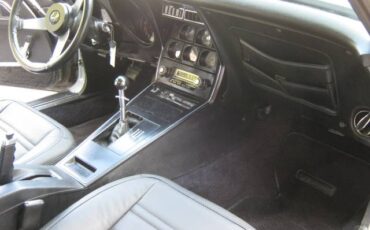 Chevrolet-corvette-1977-silver-19