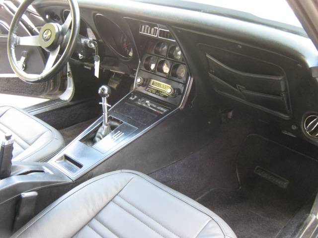Chevrolet-corvette-1977-silver-19