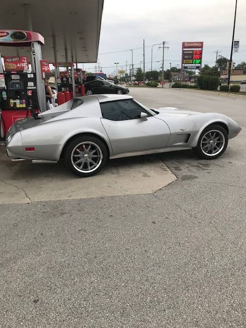 Chevrolet-corvette-1977-silver-2