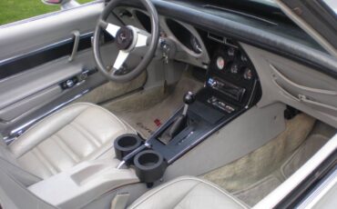 Chevrolet-corvette-1977-silver