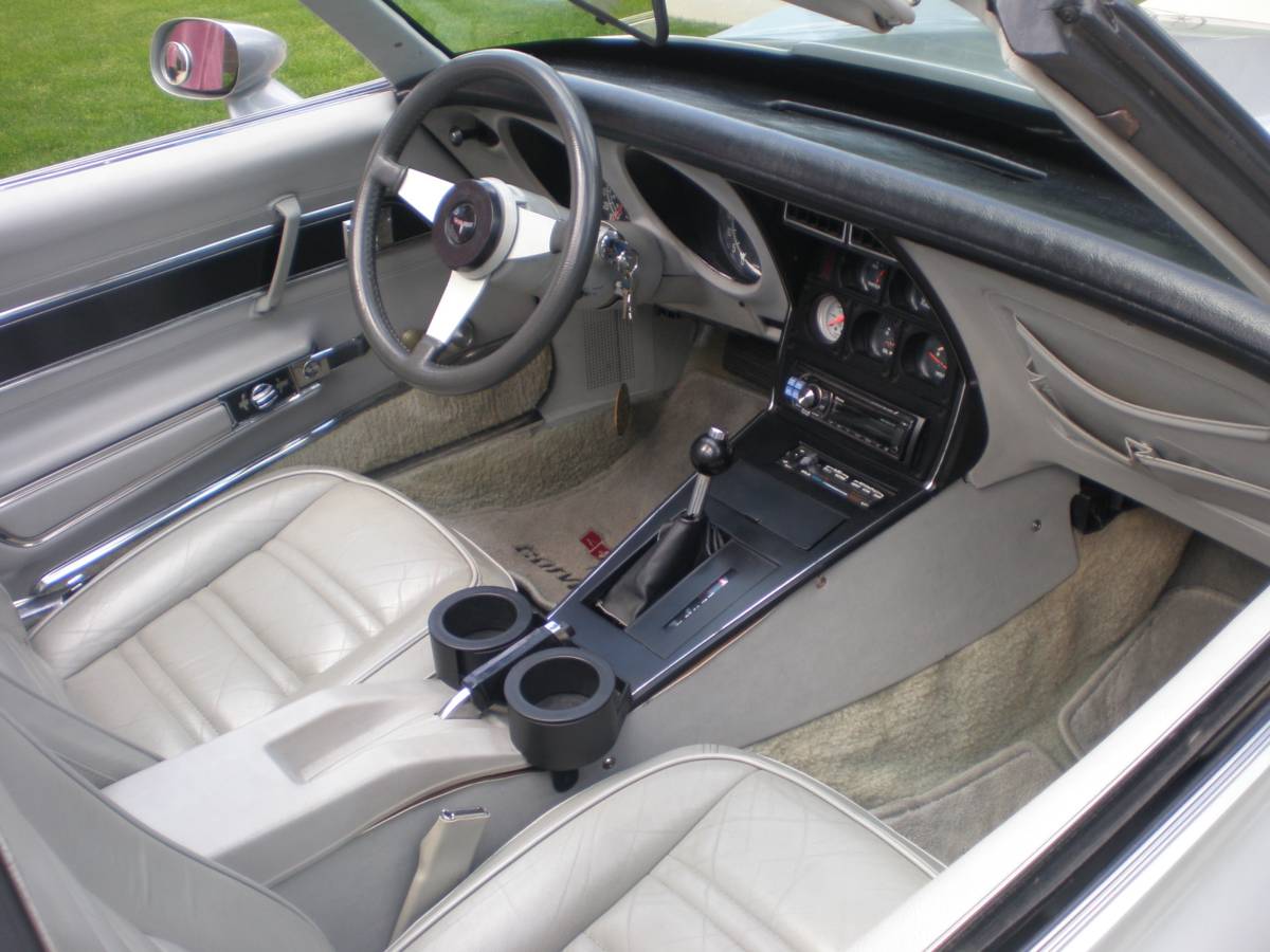 Chevrolet-corvette-1977-silver