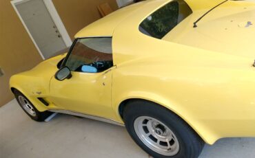 Chevrolet-corvette-1977-yellow-3