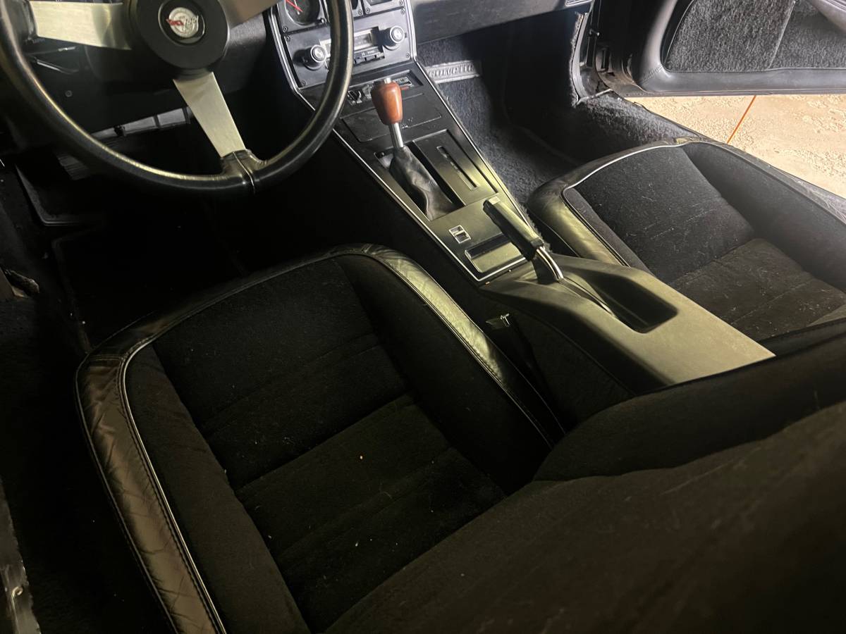 Chevrolet-corvette-1978-black-2