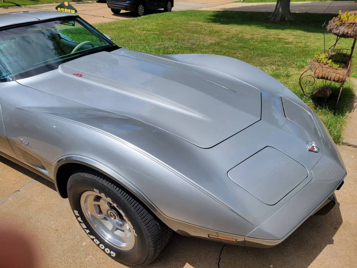 Chevrolet-corvette-1978-silver-1