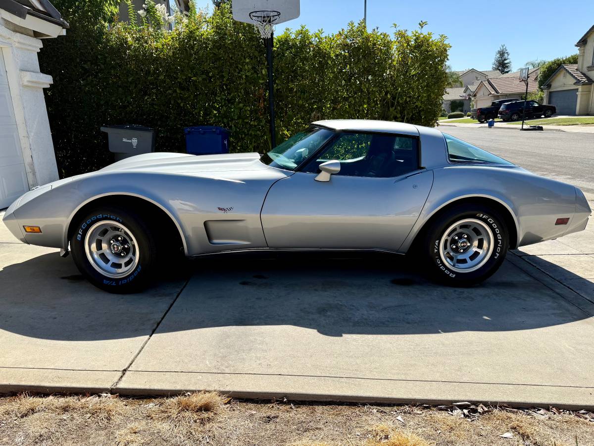 Chevrolet-corvette-1978-silver-1