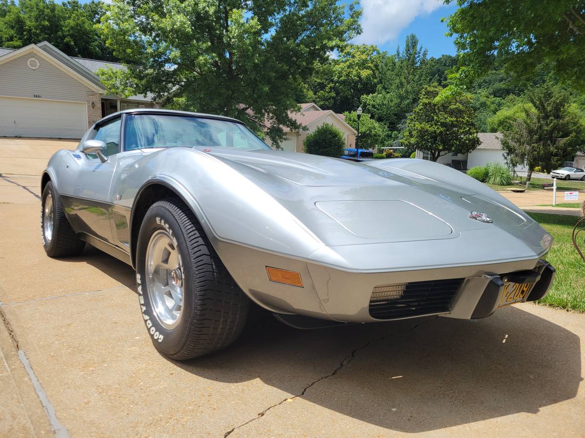 Chevrolet-corvette-1978-silver-1