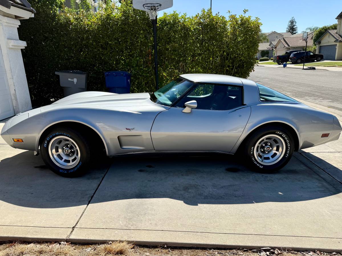 Chevrolet-corvette-1978-silver-2