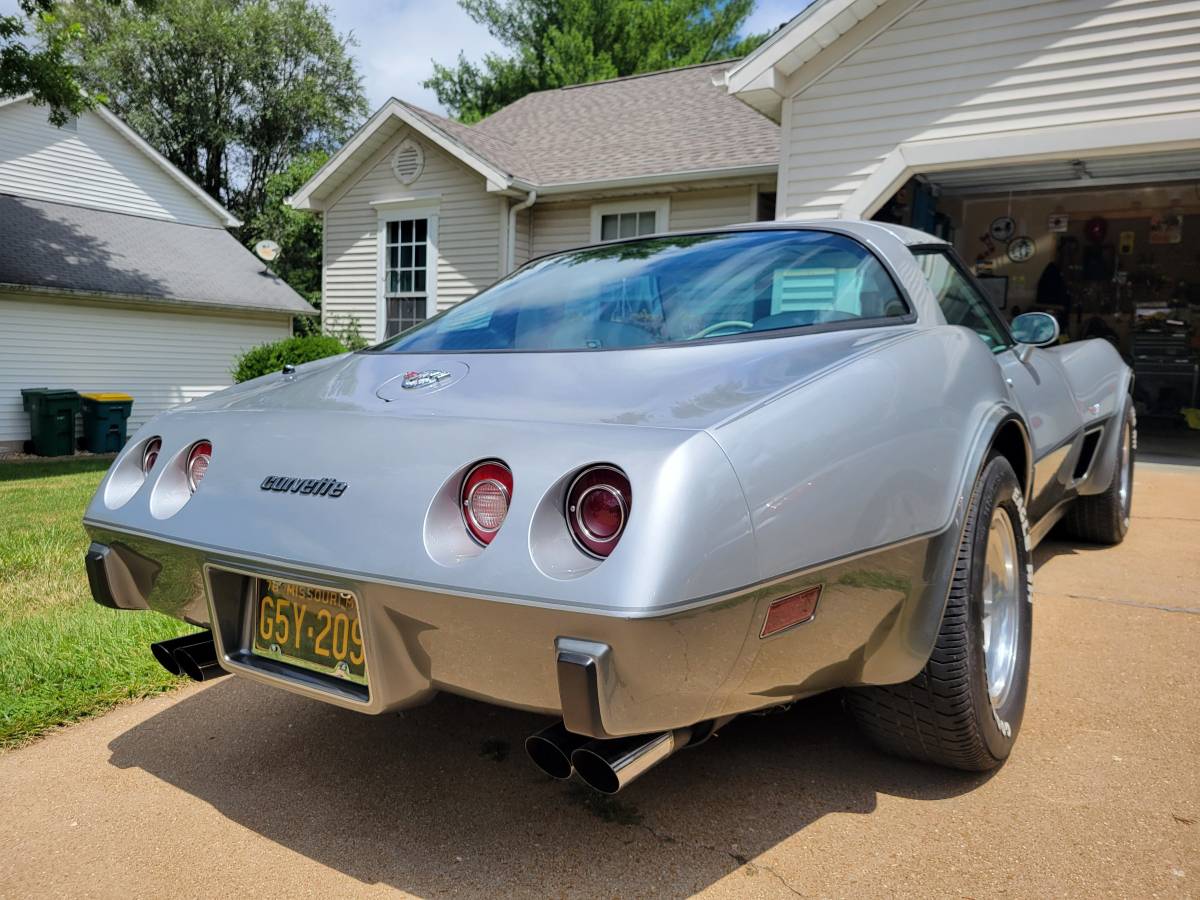 Chevrolet-corvette-1978-silver-2