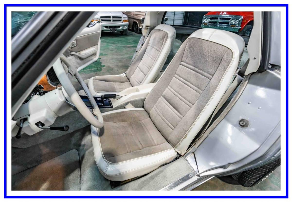 Chevrolet-corvette-1978-silver-3