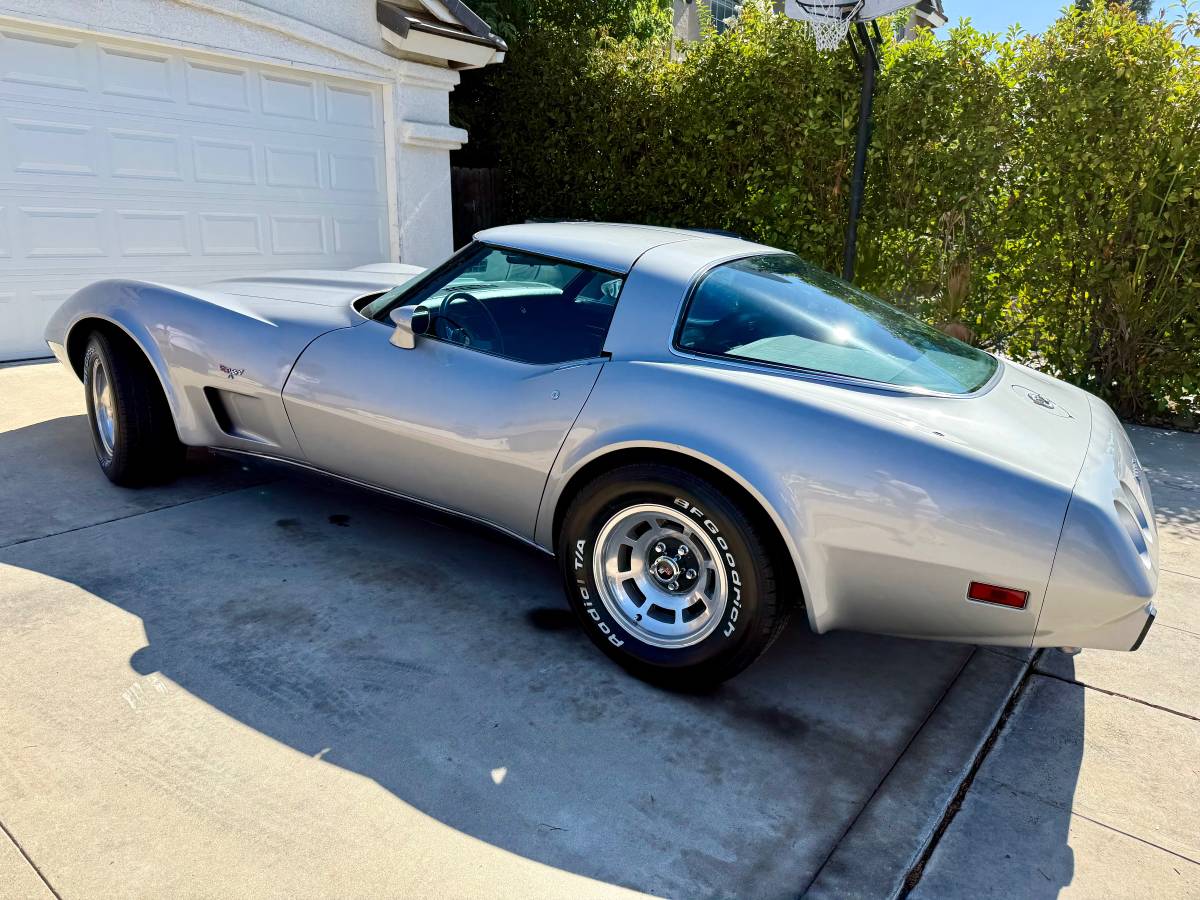 Chevrolet-corvette-1978-silver-3